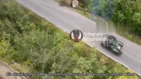 Ein ukrainischer T-64BV zerstört einen russischen Panzer aus nächster Nähe.