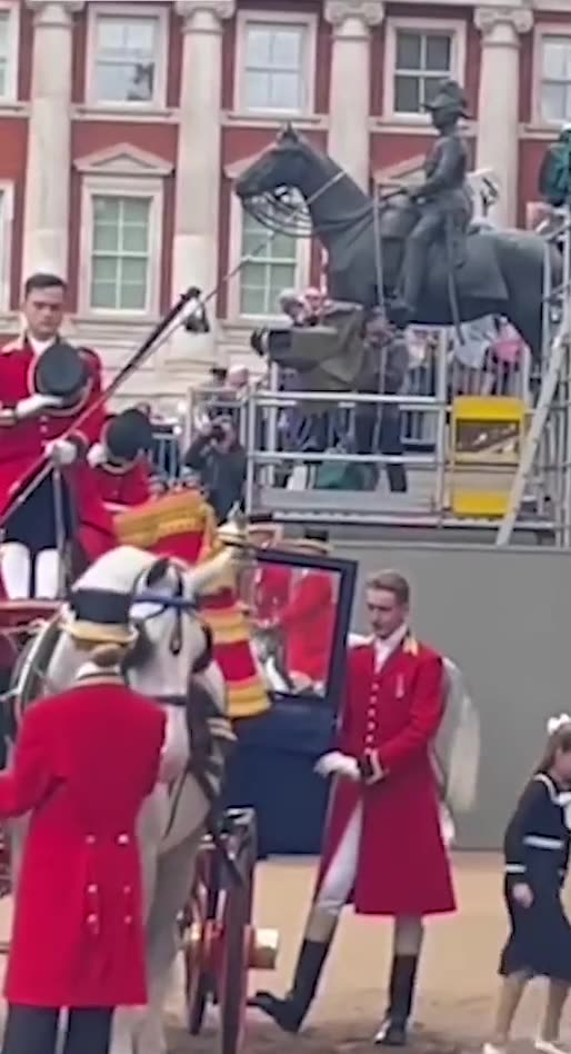 Kate steps off horse-drawn carriage alongside three children
