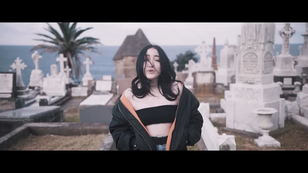 Noah Cyrus - Again (Official Music Video) ft. XXXTENTACION