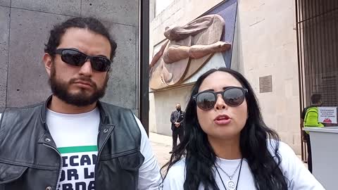 SUSANNA RITCHIE Y ARTURO DE GRANADOS DE MEXICANOS POR LA VERDAD PROTESTANDO