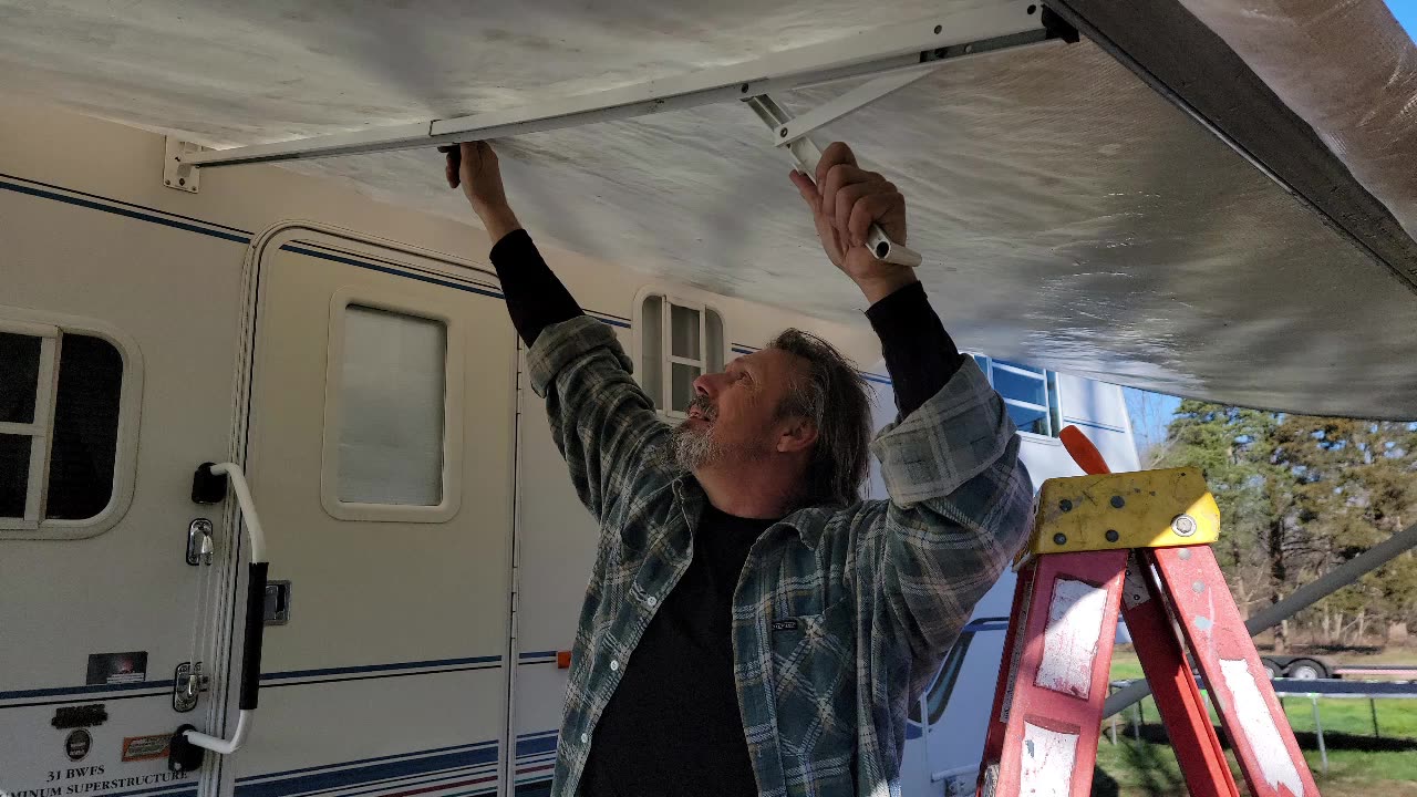 RVLIFE: UNROLLING THE AWNING IN LESS THAN SEVEN MINUTES