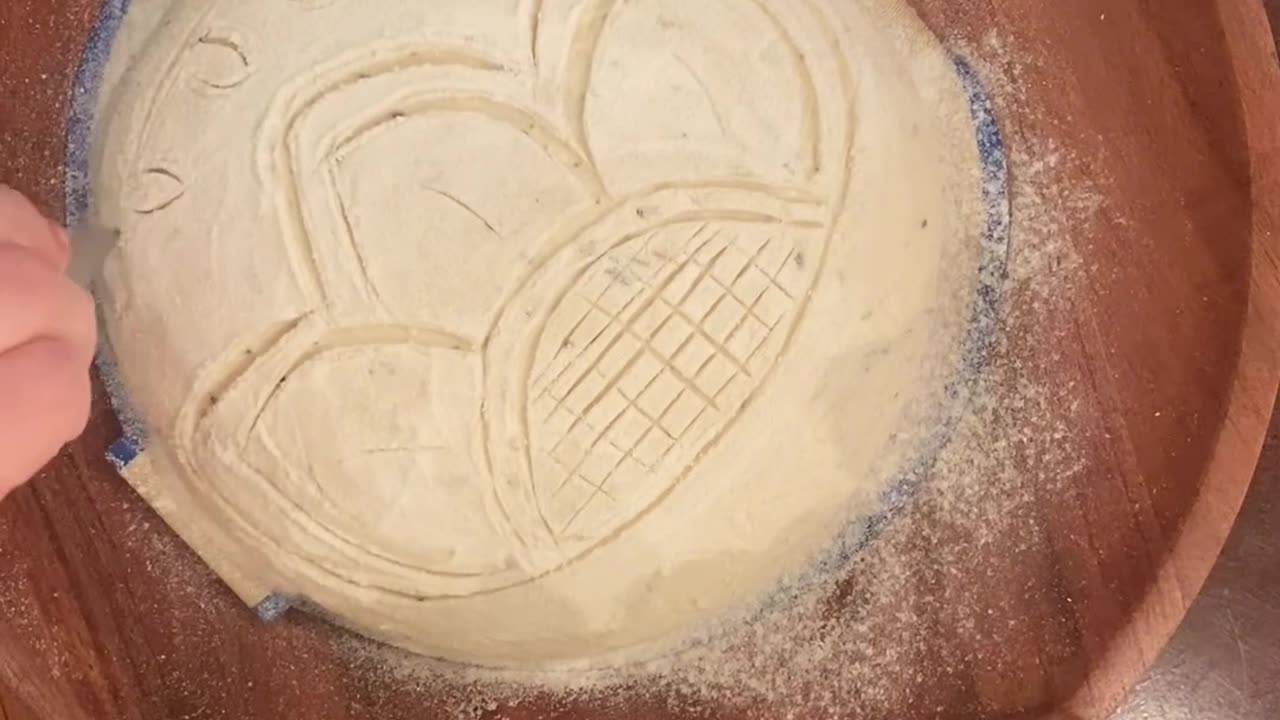 Simple flower scoring on sourdough