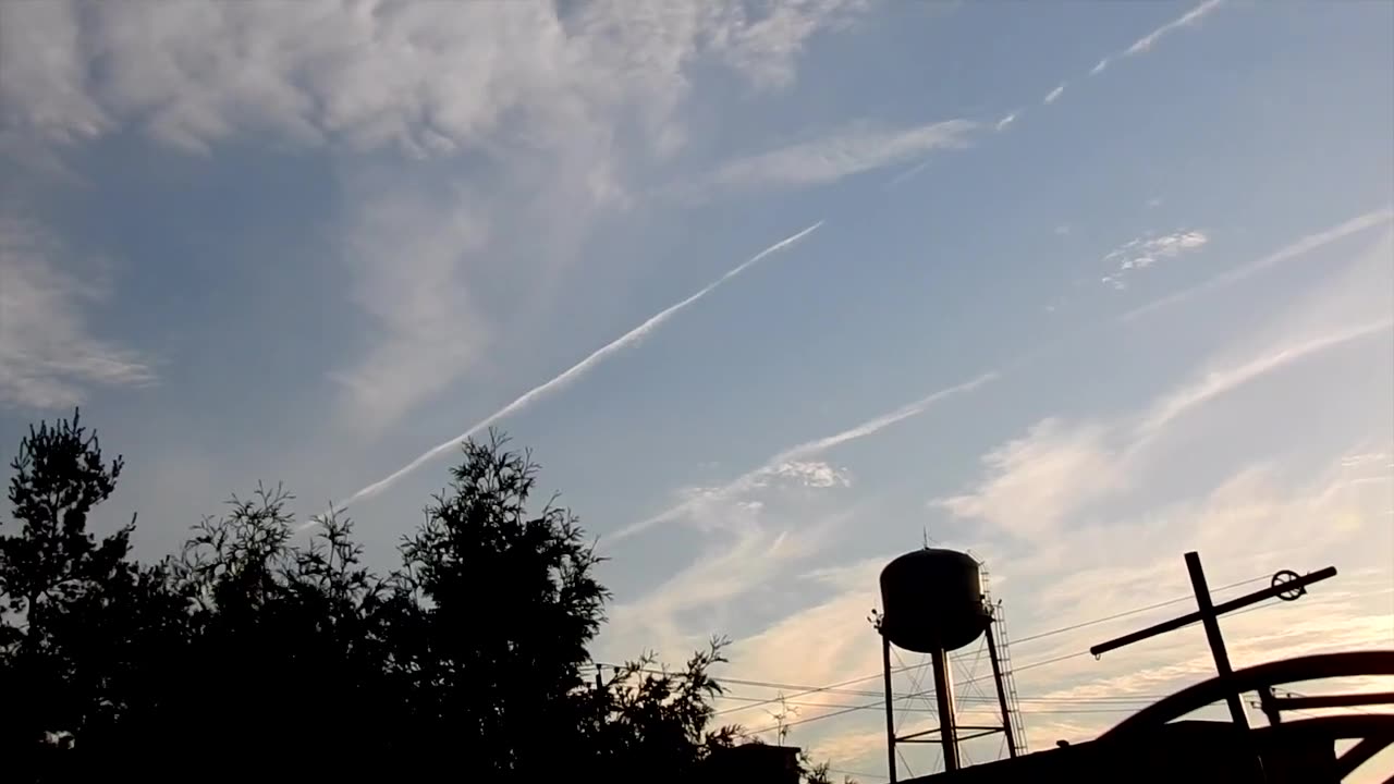 un avion de chemtrail pulvérise et coupe son jet alors qu'il laisse un lourd nuage mortel derrière