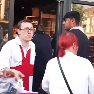 🇬🇧 UK protesters begin looting stores as civil unrest continues.