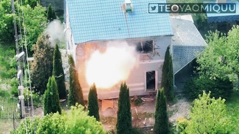 Ukrainian soldiers surrounding a Russian held building