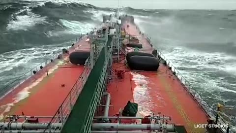 5 Ships Caught in Monster Waves