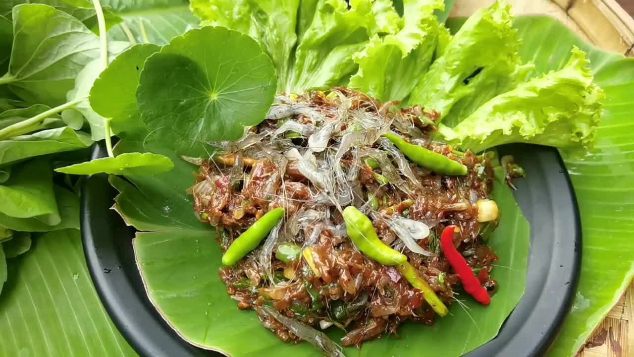 "Dancing Shrimp" Goong Ten | THEY ARE ALIVE!!! | Eating Live | Exotic Thai Food