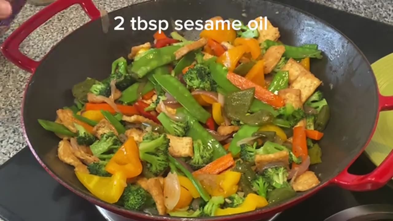 BROCCOLI AND TOFU STIR FRY.