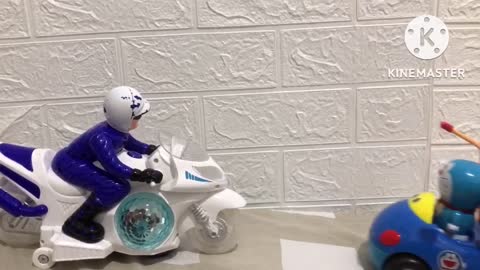 Doraemon dan pak polisi bersama robot yang menjaga perdamaian