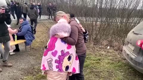 Mother reunites with children at Ukraine border