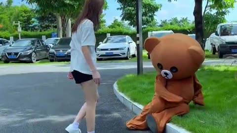 The mischievous mascot bear_s pranks on pretty girls on the street _73(720P_HD)