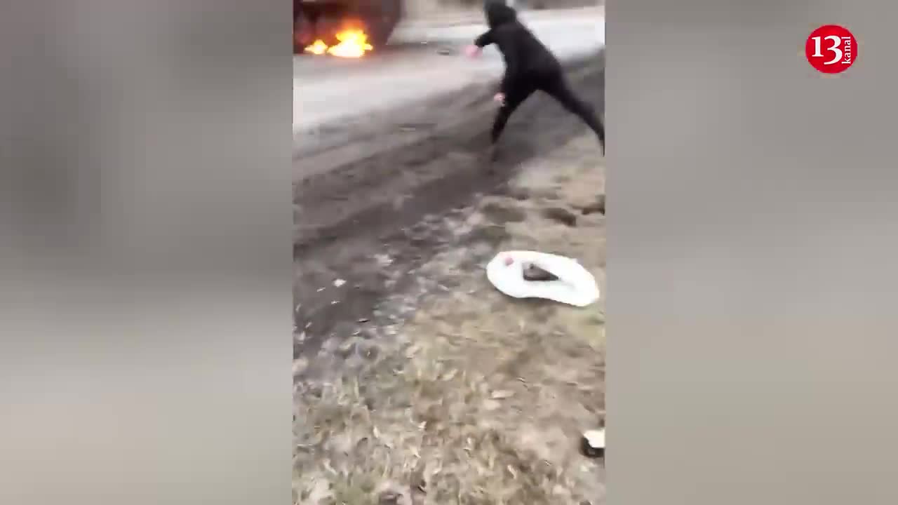 Ukrainian civilians burn with bare hands Russian tank that entered the city - first days of war