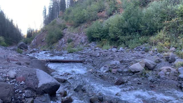 Oregon – Mount Hood – Raging Zig Zag River – 4K