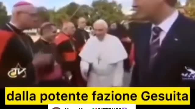 Papa Ratzinger ignorato dai Gesuiti che rifiutano di stringergli la mano.