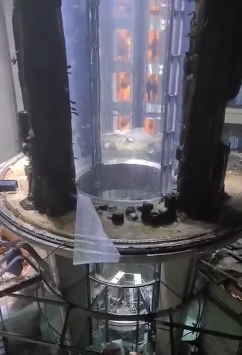 Se revienta el AquaDom, mayor acuario cilíndrico del mundo