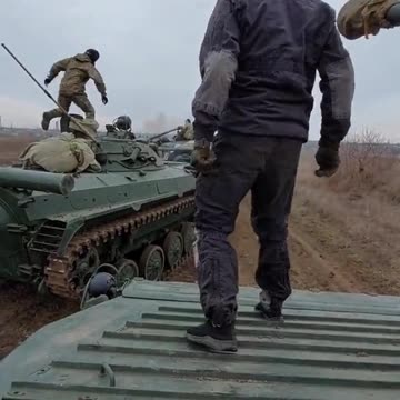 UKRAINIAN TANKS IN THE DIRECTION OF BAKHMUT GO TO DEFEND THE CITY
