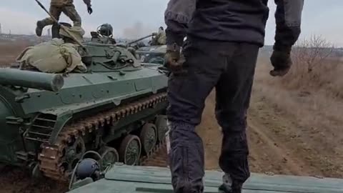 UKRAINIAN TANKS IN THE DIRECTION OF BAKHMUT GO TO DEFEND THE CITY