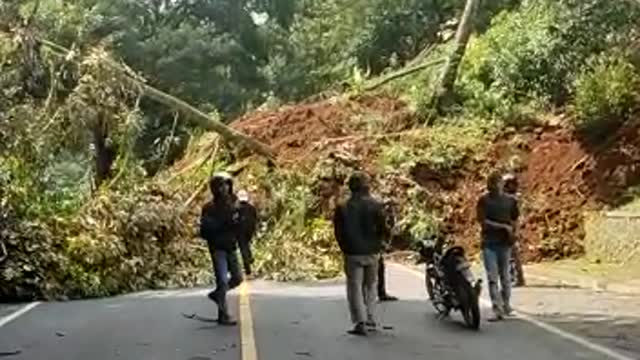 Gempa bumi c anjur. Samapai longsor menutupi jalan puncak