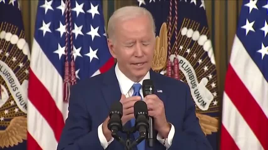 Someone has to SHOUT answer at Biden when his brain fails at press conference