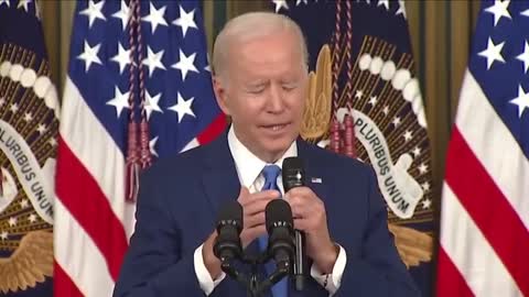 Someone has to SHOUT answer at Biden when his brain fails at press conference