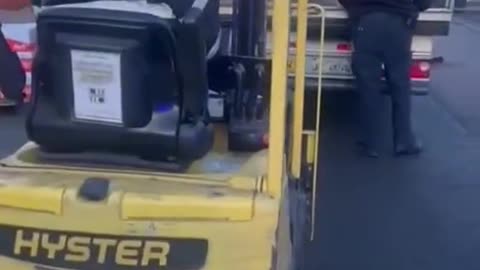 児童性的売買: ロンドンで救出された幼い子どもたち、トラックの荷台で人身売買されていた