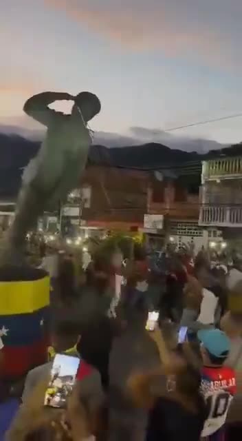 Citizens are tearing down Hugo Chávez Statues all over the Country 📍Mariara, Carabobo.