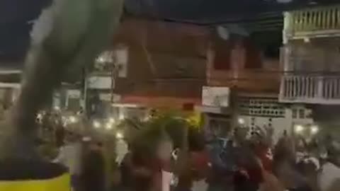 Citizens are tearing down Hugo Chávez Statues all over the Country 📍Mariara, Carabobo.