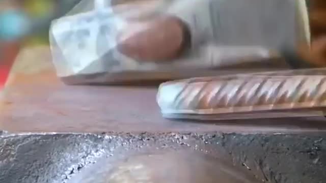Turning a metal rod into a beautiful AXE.😯 #creative