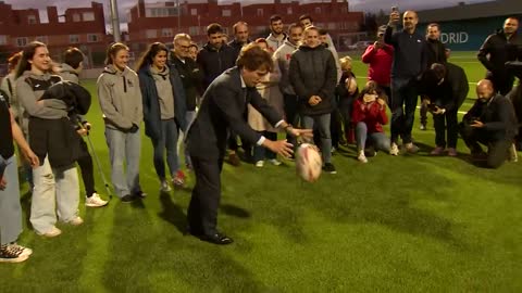 ALMEIDA da un PELOTAZO a un FOTÓGRAFO con un BALÓN de RUGBY durante un ACTO | RTVE Noticias