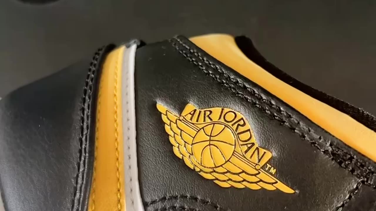 Jordan 1 Mid Pollen