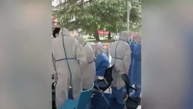 Mother and baby have waited outside Shanghai Hospital for 4 days and nights, but the baby was not treated. 母亲带孩子上海同仁医院外等了4天4夜,孩子没得到治疗。