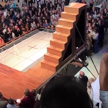 Yoann Bourgeois, een uitvoerend artiest, vertegenwoordigt leven en veerkracht in dit geweldige stuk.