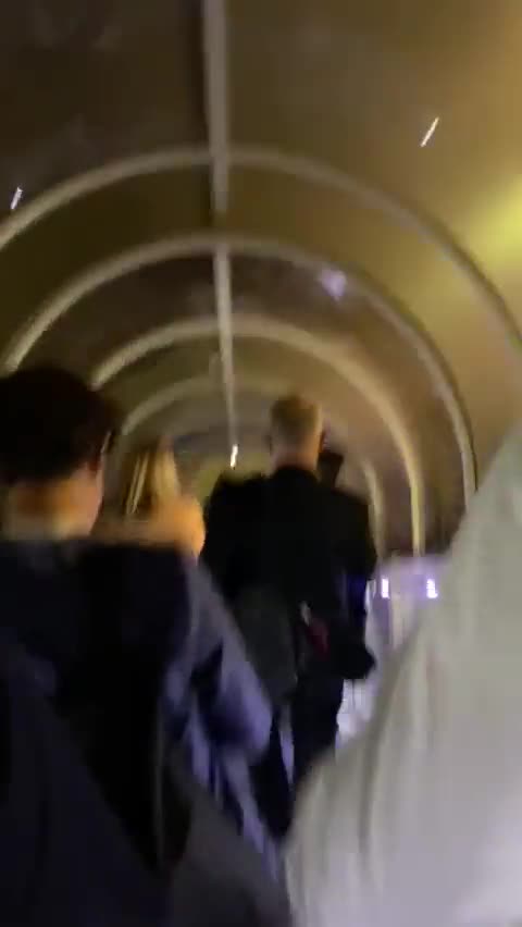 Chanceler alemão forçado a deitar no chão no aeroporto de Israel