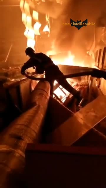 🔥 Blaze as Russian strike hits Ukrainian army position in Druzhkovka, Donetsk region