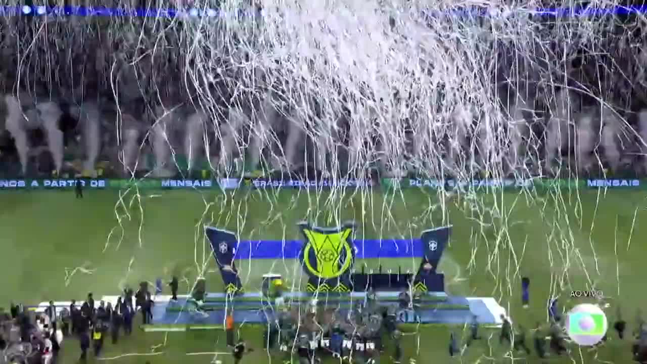 Palmeiras Campeão Brasileiro 2022. oficialmente levantando a taça
