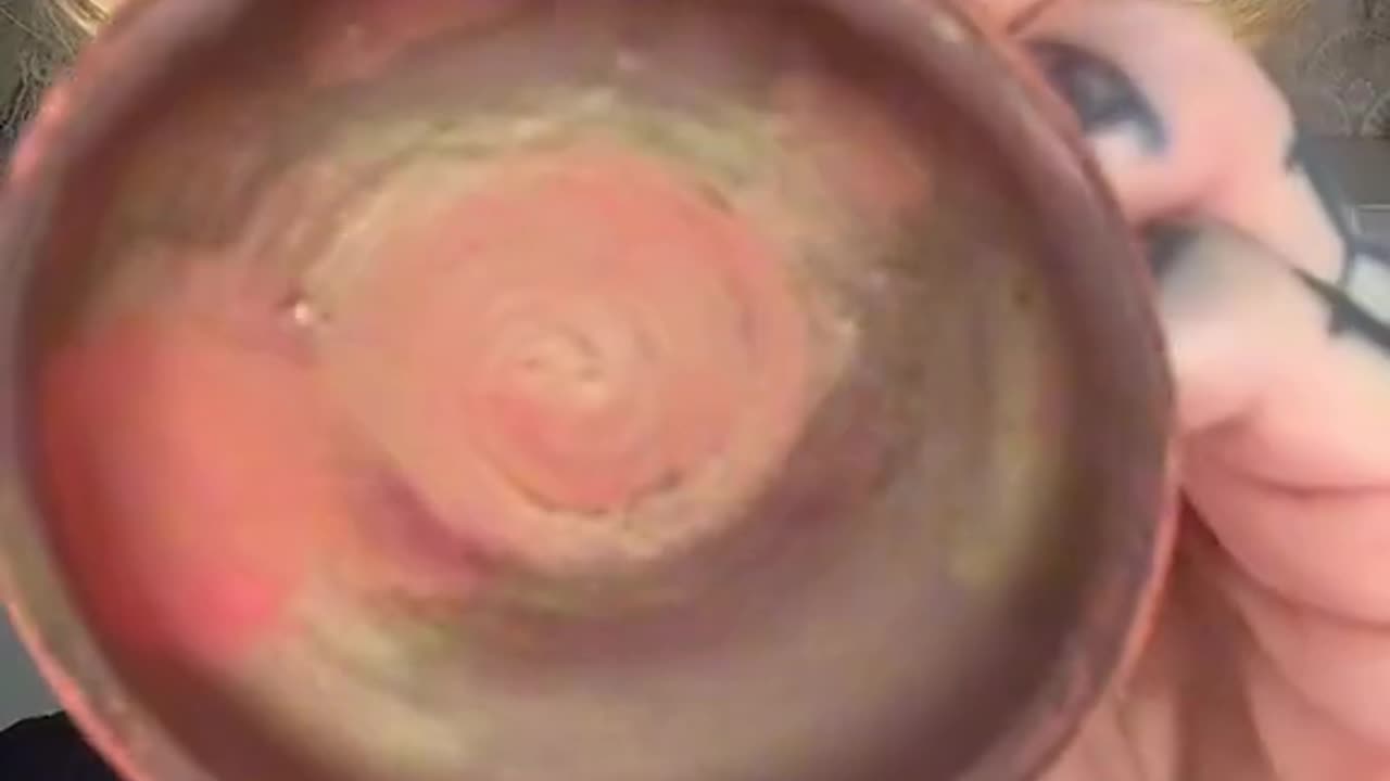 A lipstick 😳😲😲😯😯🤯🤯