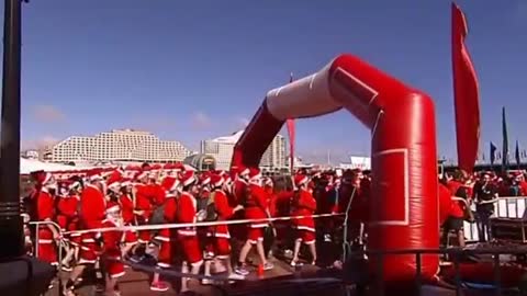 More than 2,500 Santas run through Sydney