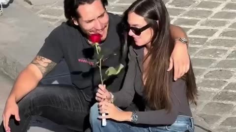 J'OFFRE UNE ROSE À SON COPAIN POUR QU'IL LUI OFFRE