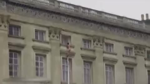 "PEDOFILIA" NIÑO INTENTA ESCAPAR DEL PALÁCIO DE LONDRES.