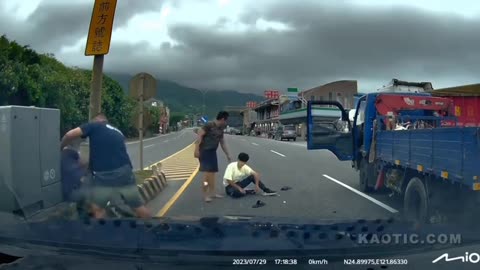 Truck Drivers Settle Road Dispute With A Chainsaw