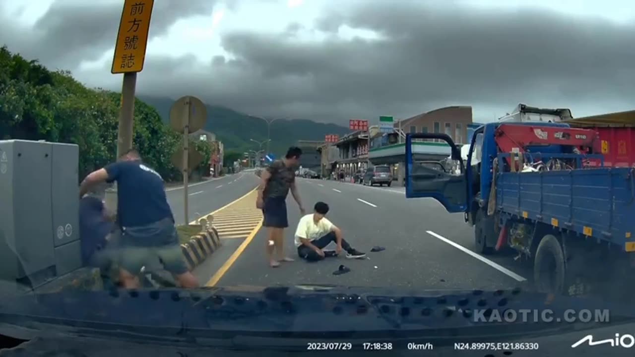 Truck Drivers Settle Road Dispute With A Chainsaw