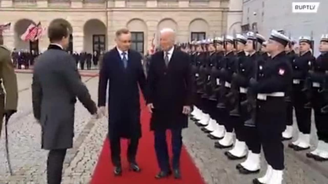 Oh FFS! Biden can't even follow simple walking directions while inspecting the Guard of Honor in Warsaw, Poland. You're supposed to stay ON the red carpet dummy!!