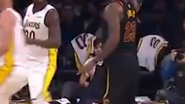 INCREDIBLE SMOOTH PASS BY LEBRON