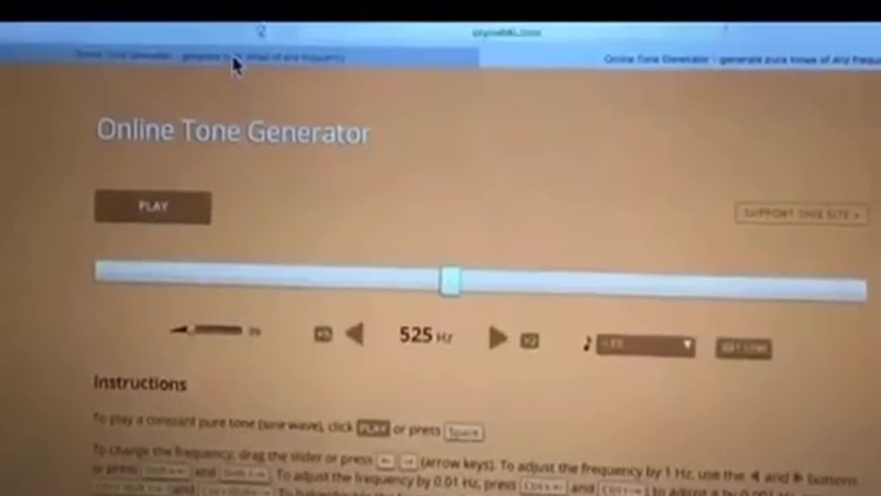 특정 주파수로 집에서 포털 만드는 남자.