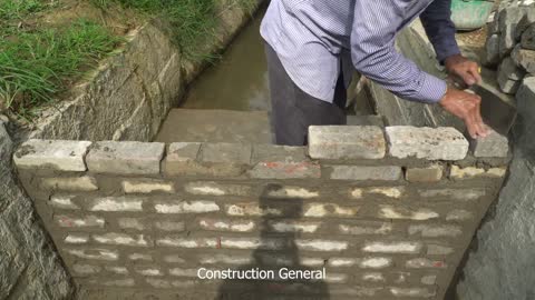 Blocking the flow of water to build small hydroelectricity with a screw turbine