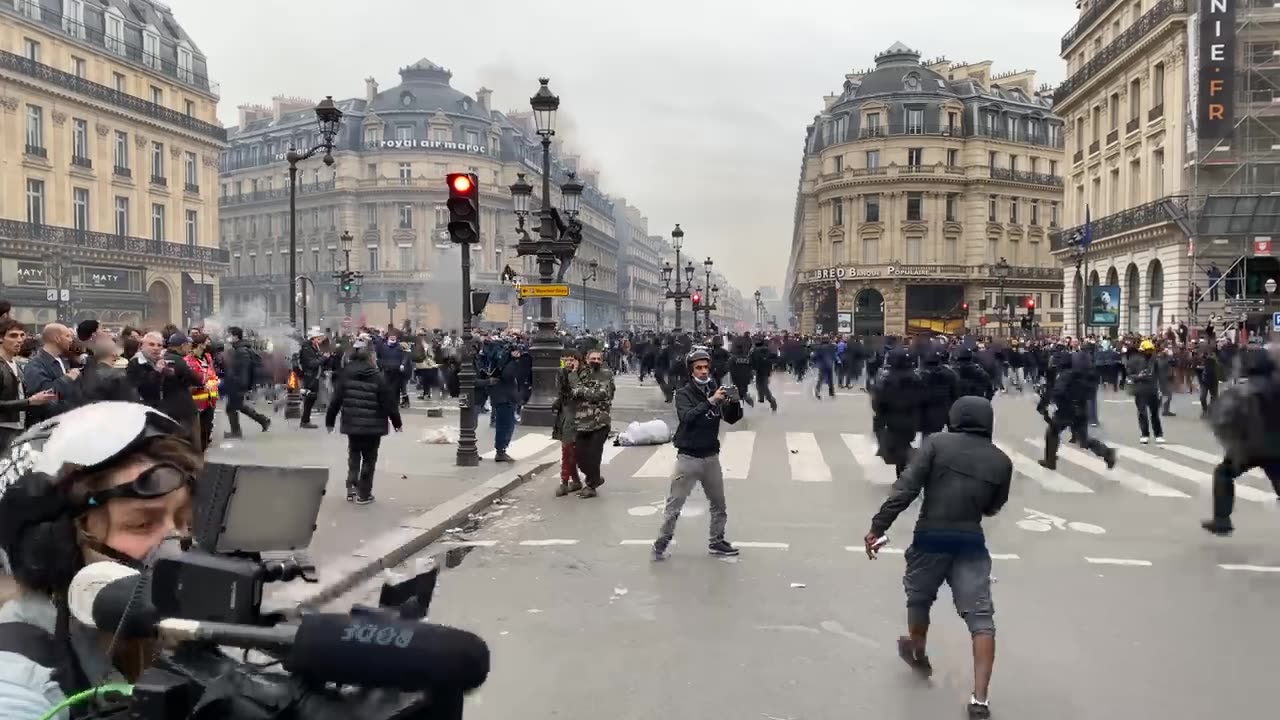 Manifestant poussé à terre dans la Manifestation du 23 Mars 2023