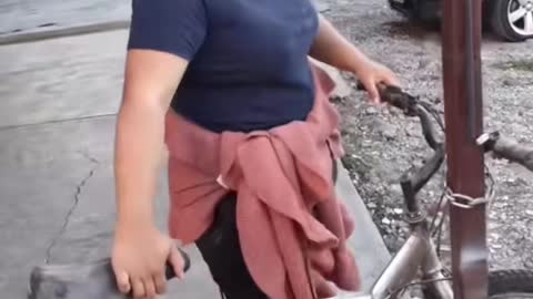 Se quedó sin bicicleta 😅🤣✨