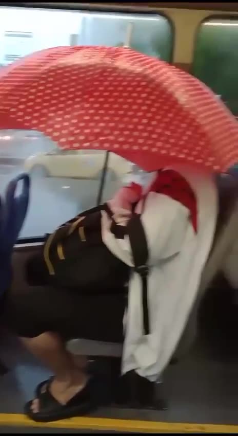 Tras goteras en bus de Transcaribe, pasajeros usan paraguas para no mojarse