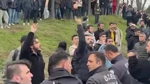 Turkish Islamists in Istanbul try to attack university students decorating a