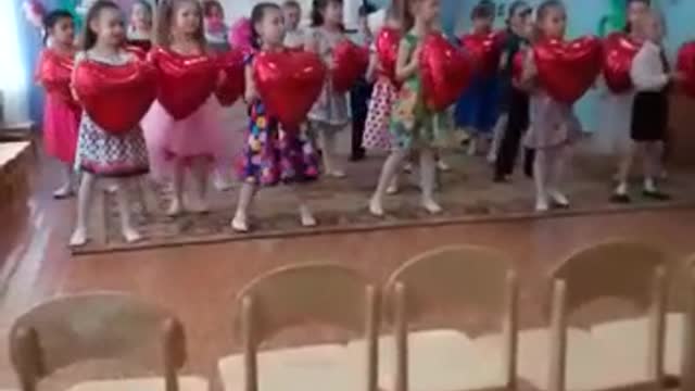 Song about mom in Russian from children